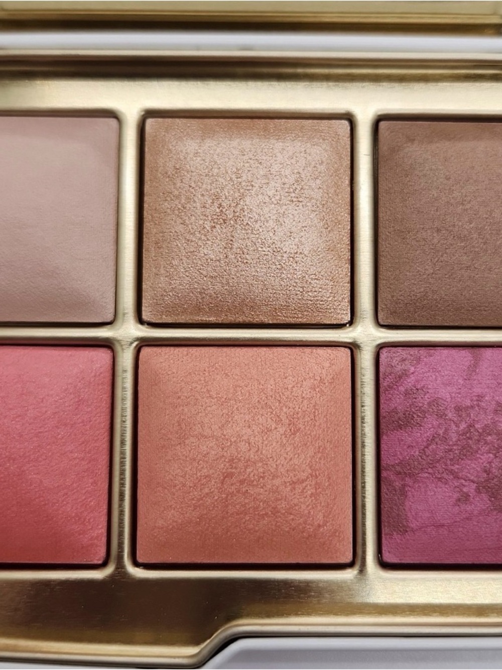 Hourglass Ambient Palette - White with Gold Accents - Picture 5 of 6